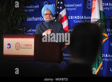 Primo Ministro indiano Manmohan Singh ha una domanda da parte di un pubblico gli stati come egli offre commento durante un pranzo presso l'U.S. Camera di Commercio di Washington il 23 novembre 2009. Singh ha parlato dell'importanza degli scambi e degli investimenti bilaterali tra Stati Uniti e India. UPI/Kevin Dietsch Foto Stock