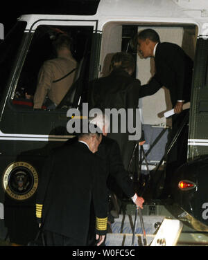 Stati Uniti Il presidente Barack Obama (R), Presidente del Comune di capi di Stato Maggiore Ammiraglio Michael Mullen (L), il Segretario alla Difesa Robert Gates (2 L) e il Segretario di Stato Hillary Clinton Marine scheda uno sul prato Sud della Casa Bianca a Washington il 1 dicembre 2009. Il presidente Obama sta viaggiando a West Point Accademia Militare di New York a parlare su un previsto aumento di truppe e di exit strategy per la guerra in Afghanistan. UPI/Alexis C. Glenn Foto Stock