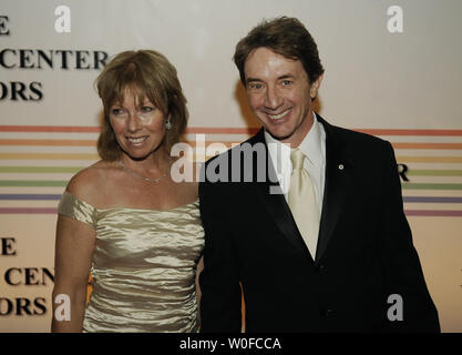 Martin Short e sua moglie Nancy Dolman arrivare sul tappeto rosso del Kennedy Center Honors a Washington il 6 dicembre 2009. UPI/Alexis C. Glenn Foto Stock