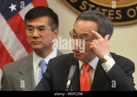 Il Segretario dell'energia Steven Chu (R), parla al fianco di segretario del commercio Gary Locke, parla nel corso di una conferenza stampa dove ha annunciato una nuova tecnologia verde iniziative, al ministero del commercio a Washington il 7 dicembre 2009. Sotto il nuovo piano la U.S. Il commercio e l'Ufficio brevetti potrebbe accelerare l'approvazione di nuove tecnologie verdi. UPI/Kevin Dietsch Foto Stock