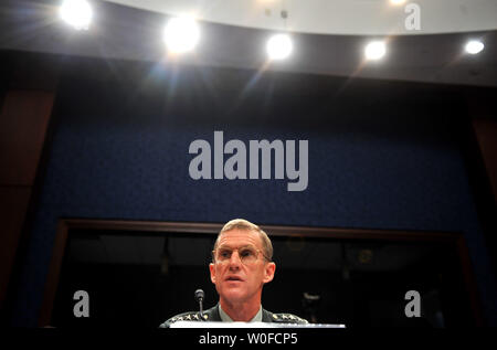 Esercito gen. Stanley McChrystal testimonia prima di una casa Comitato delle Forze Armate audizione sull'Afghanistan, a Washington il 8 dicembre 2009. UPI/Kevin Dietsch Foto Stock