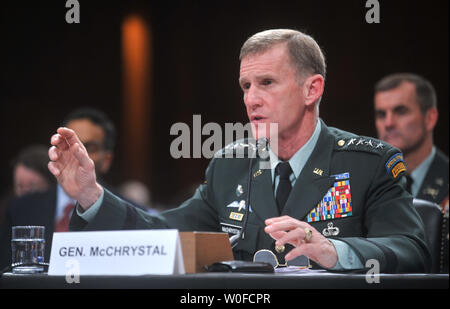 Esercito gen. Stanley McChrystal testimonia prima di un Senato Comitato delle Forze Armate audizione sull'Afghanistan, a Washington il 8 dicembre 2009. UPI/Kevin Dietsch Foto Stock