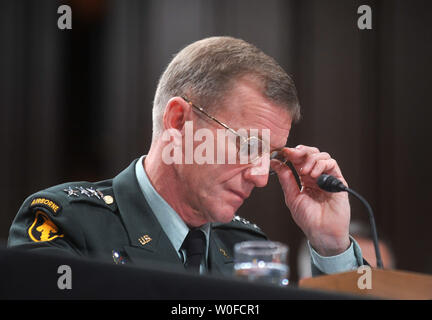 Esercito gen. Stanley McChrystal testimonia prima di un Senato Comitato delle Forze Armate audizione sull'Afghanistan, a Washington il 8 dicembre 2009. UPI/Kevin Dietsch Foto Stock