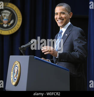 Stati Uniti Il presidente Barack Obama arriva a firmare un memorandum presidenziale che si sposta di circa 600 milioni di dollari in ripresa americana e atto di reinvestimento di denaro per stimolare la costruzione e la ristrutturazione di progetti a 85 centri sanitari locali intorno agli Stati Uniti durante una cerimonia in Eisenhower Executive Office edificio adiacente alla Casa Bianca a Washington il 9 dicembre 2009. UPI/Roger L. Wollenberg Foto Stock