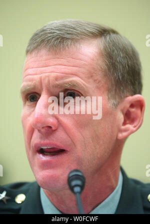 Esercito gen. Stanley McChrystal testimonia prima di una casa Comitato delle Relazioni Estere audizione sull'Afghanistan, a Washington il 10 dicembre 2009. UPI/Kevin Dietsch Foto Stock