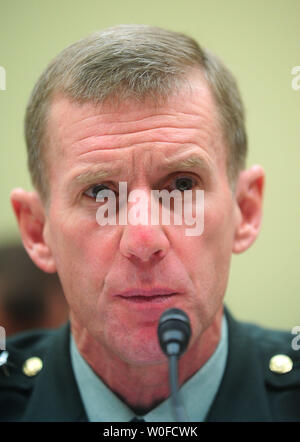 Esercito gen. Stanley McChrystal testimonia prima di una casa Comitato delle Relazioni Estere audizione sull'Afghanistan, a Washington il 10 dicembre 2009. UPI/Kevin Dietsch Foto Stock