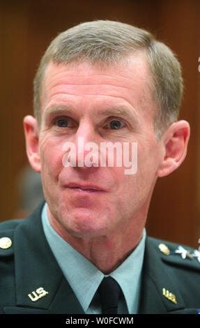 Esercito gen. Stanley McChrystal testimonia prima di una casa Comitato delle Relazioni Estere audizione sull'Afghanistan, a Washington il 10 dicembre 2009. UPI/Kevin Dietsch Foto Stock