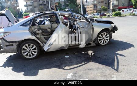 (190627) -- Damasco, 27 giugno 2019 (Xinhua) -- il relitto di un auto è visto in Damasco, Siria, 27 giugno 2019. Un dispositivo esplosivo è andato via in Siria la città capitale di Damasco giovedì mattina, ferendo una donna e suo figlio, Siria membro news agency sana segnalati. (Xinhua/Ammar Safarjalani) Foto Stock