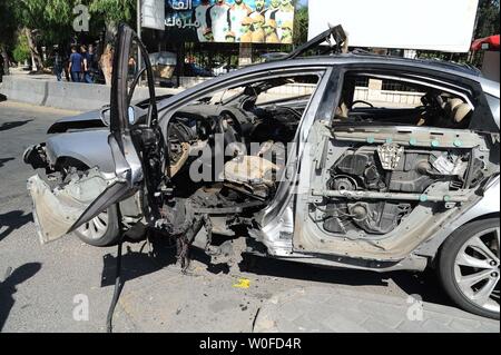 (190627) -- Damasco, 27 giugno 2019 (Xinhua) -- il relitto di un auto è visto in Damasco, Siria, 27 giugno 2019. Un dispositivo esplosivo è andato via in Siria la città capitale di Damasco giovedì mattina, ferendo una donna e suo figlio, Siria membro news agency sana segnalati. (Xinhua/Ammar Safarjalani) Foto Stock