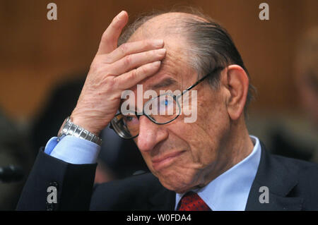 Ex Riserva federale presidente Alan Greenspan testimonia durante un Senato Homeland Security e Affari Governativi audizione del Comitato su America il futuro economico a Washington il 17 dicembre 2009. UPI/Kevin Dietsch Foto Stock