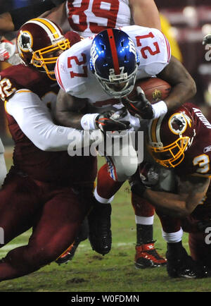 New York Giants" Brandon Jacobs corre per un primo verso il basso contro il Washington Redskins durante il primo trimestre di FedEx Campo in Landover, Maryland il 21 dicembre 2009. UPI/Kevin Dietsch Foto Stock