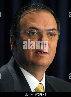 Sindaco di Città del Messico Marcelo Ebrard ha, presidente del mondo sindaci Consiglio sul cambiamento climatico, parla agli Stati Uniti Conferenza dei sindaci a Washington il 22 gennaio 2010. UPI/Roger L. Wollenberg Foto Stock