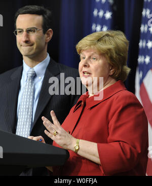 Presidenza del Consiglio dei consulenti economici Christina Romer (R) rende il commento come ufficio del bilancio e la gestione Director Peter Orszag ascolta durante un briefing con la stampa per l'anno fiscale 2011 Bilancio all'Eisenhower Executive Office Buildingl, 1 febbraio 2010, a Washington, D.C. Il $3.8 trilioni di bilancio che il Presidente Barack Obama consegnerà al Congresso, le chiamate per i miliardi di dollari in nuove spese per la lotta contro la disoccupazione e anche piani per aumentare le imposte sulle banche e i ricchi. UPI/Mike Theiler Foto Stock