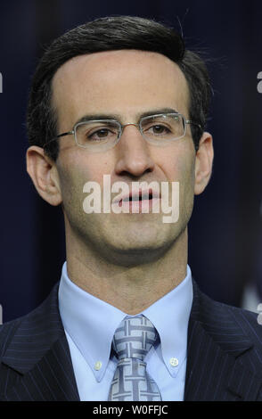 Ufficio del bilancio e la gestione Director Peter Orszag rende commento durante un briefing con la stampa per l'anno fiscale 2011 Bilancio all'Eisenhower Executive Office Buildingl, 1 febbraio 2010, a Washington, D.C. Il $3.8 trilioni di bilancio che il Presidente Barack Obama consegnerà al Congresso, le chiamate per i miliardi di dollari in nuove spese per la lotta contro la disoccupazione e anche piani per aumentare le imposte sulle banche e i ricchi. UPI/Mike Theiler Foto Stock