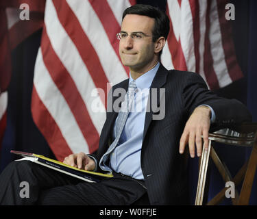 Ufficio del bilancio e la gestione Director Peter Orszag ascolta commento durante un briefing con la stampa per l'anno fiscale 2011 Bilancio all'Eisenhower Executive Office Buildingl, 1 febbraio 2010, a Washington, D.C. Il $3.8 trilioni di bilancio che il Presidente Barack Obama consegnerà al Congresso, le chiamate per i miliardi di dollari in nuove spese per la lotta contro la disoccupazione e anche piani per aumentare le imposte sulle banche e i ricchi. UPI/Mike Theiler Foto Stock