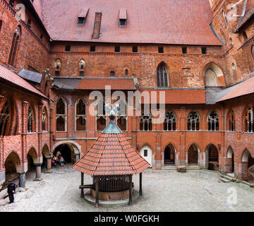 Il Castello dell'Ordine Teutonico in Malbork costruire nel XIII secolo situato vicino alla città di Malbork, Polonia. È il più grande castello nel mondo mea Foto Stock