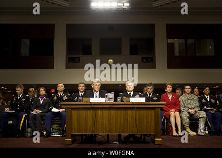 Segretario dell'esercito John McHugh e Capo di Stato Maggiore dell Esercito generale George Casey Jr. (R) testimoniare prima il comitato delle forze armate del senato per rivedere la difesa richiesta di autorizzazione per FY2011 sul Campidoglio di Washington, 20 febbraio 2010. UPI/Madeline Marshall Foto Stock