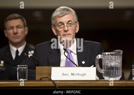 Segretario dell'esercito John McHugh testimonia prima che il comitato delle forze armate del senato per rivedere la difesa richiesta di autorizzazione per FY2011 sul Campidoglio di Washington, 20 febbraio 2010. UPI/Madeline Marshall Foto Stock