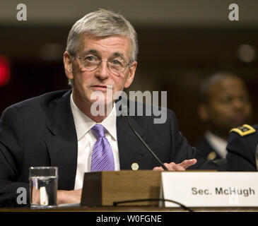 Segretario dell'esercito John McHugh testimonia prima che il comitato delle forze armate del senato per rivedere la difesa richiesta di autorizzazione per FY2011 sul Campidoglio di Washington, 23 febbraio 2010. UPI/Madeline Marshall Foto Stock