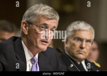 Segretario dell'esercito John McHugh testimonia prima che il comitato delle forze armate del senato per rivedere la difesa richiesta di autorizzazione per FY2011 sul Campidoglio di Washington, 23 febbraio 2010. UPI/Madeline Marshall Foto Stock