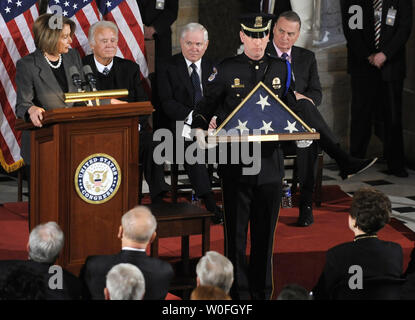 Un membro della Guardia d'onore detiene una bandiera americana ad essere presentato a Joyce Murtha, (inferiore,R), la vedova del compianto sost. John Murtha (D-PA), morto 8 febbraio, all'età di 77l, presso l'U.S. Capitol il 3 marzo 2010 a Washington. In Sfondo (L a R) sono il Presidente della Camera Nancy Pelosi (D-CA), sost. C.W. Bill giovani (R-F1), il Segretario alla Difesa Robert Gates e il Consigliere per la Sicurezza Nazionale gen. James L. Jones. Murtha, un pensionato Marine Corps officer, è stata la prima guerra del Vietnam veteran di essere eletti al Congresso e successivamente divenne un feroce critico della guerra in Iraq. UPI/Mike Theiler Foto Stock