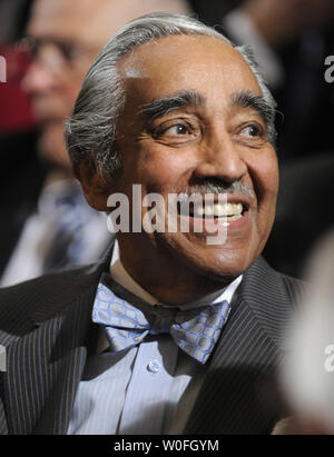 Sost. Charles Rangel (D-NY), arriva a un memoriale per il ritardo di sost. John Murtha (D-PA), dopo le dimissioni all'temporaneamente le funzioni di presidente della potente tax-scrittura di modi e mezzi Comitato, presso l'U.S. Capitol il 3 marzo 2010 a Washington. Rangel, 79, è stata ammonita dalla casa Comitato Etico per vari finanziari e problemi di viaggio. UPI/Mike Theiler Foto Stock
