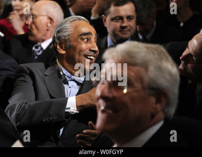 Sost. Charles Rangel (D-NY), per accogliere gli ospiti come egli arriva a un memoriale per il ritardo di sost. John Murtha (D-PA), dopo le dimissioni all'temporaneamente le funzioni di presidente della potente tax-scrittura di modi e mezzi Comitato, presso l'U.S. Capitol il 3 marzo 2010 a Washington. Rangel, 79, è stata ammonita dalla casa Comitato Etico per vari finanziari e problemi di viaggio. UPI/Mike Theiler Foto Stock