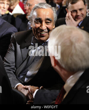 Sost. Charles Rangel (D-NY), per accogliere gli ospiti come egli arriva a un memoriale per il ritardo di sost. John Murtha (D-PA), dopo le dimissioni all'temporaneamente le funzioni di presidente della potente tax-scrittura di modi e mezzi Comitato, presso il Campidoglio US, 3 marzo 2010, a Washington, D.C. Rangel, 79, è stata ammonita dalla casa Comitato Etico per vari finanziari e problemi di viaggio. UPI/Mike Theiler Foto Stock