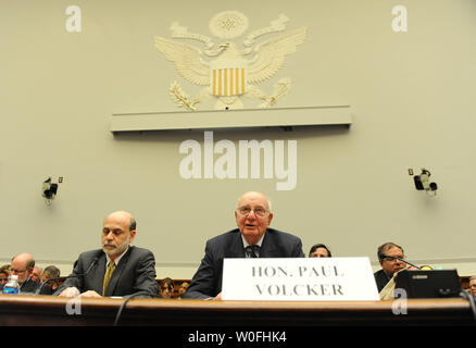 Federal Reserve Board Chairman Ben Bernanke e Presidente del Presidente della ripresa economica Advisory Board e ex Federal Reserve Board Chairman Paul Volcker testimoniare davanti la casa Servizi finanziari Comitato per quanto riguarda la regolamentazione bancaria a Washington il 17 marzo 2010. UPI/Roger L. Wollenberg Foto Stock