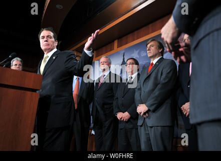 Sost. Phil Gingray (R-GA) parla della riforma sanitaria come egli è affiancato da altri altri membri del GOP Medici Caucus, a Washington il 18 marzo 2010. UPI/Kevin Dietsch Foto Stock