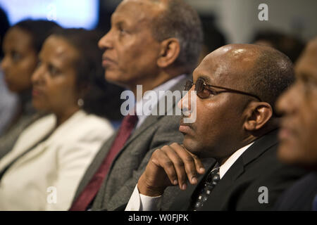 Mohamad Makki Humed dal Sudan si siede con altri nuovi cittadini durante una cerimonia di naturalizzazione per commemorare il trentesimo anniversario del reinsediamento dei rifugiati Act del 1980. 27 nuovi cittadini provenienti da Egitto, Etiopia, Iran, Pakistan, Filippine, Sierra Leone, Somalia, Sudan e Vietnam hanno prestato giuramento di fedeltà a Washington il 30 marzo 2010. UPI/Madeline Marshall Foto Stock