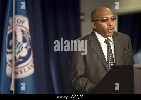 Mohamad Makki Humed dal Sudan offre un discorso durante una cerimonia di naturalizzazione per commemorare il trentesimo anniversario del reinsediamento dei rifugiati Act del 1980. 27 nuovi cittadini provenienti da Egitto, Etiopia, Iran, Pakistan, Filippine, Sierra Leone, Somalia, Sudan e Vietnam hanno prestato giuramento di fedeltà a Washington il 30 marzo 2010. UPI/Madeline Marshall Foto Stock