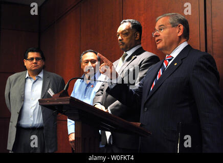 Il Sen. Robert Menéndez (D-NJ) (R) fornisce il commento a una conferenza stampa di presentazione di proteggere i nostri lavoratori di sfruttamento e di ritorsione (Potenza) atto a Washington il 14 aprile 2010. Menendez era unita da destra a sinistra, Rev. Jesse Jackson, Arturo Rodriguez, Presidente del Regno dei lavoratori delle aziende agricole di America e Daniel Castellanos, organizzatore dell alleanza di Guestworkers per dignità. UPI/Kevin Dietsch Foto Stock