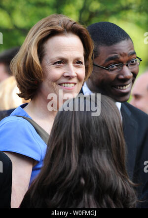 L'attrice Sigourney Weaver assiste un giorno di terra reception nel Giardino delle Rose della Casa Bianca, al quale U.S. Il presidente Barack Obama parlerà, a Washington il 22 aprile 2010. UPI/Alexis C. Glenn Foto Stock