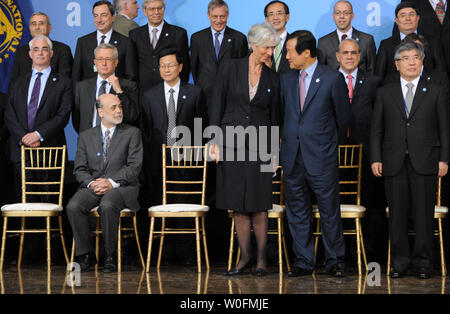 Federal Reserve Chairman Ben Bernanke (L) guarda come Ministro delle finanze francese Christine Lagarde (2 L) parla con Jeung-Hyun Yoon, governatore della Banca di Corea al G-20 Incontro dei ministri delle Finanze e i governatori della Banca centrale foto di gruppo durante il Fondo monetario internazionale (FMI) e della Banca mondiale di primavera a Washington il 23 aprile 2010. UPI/Alexis C. Glenn Foto Stock