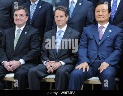 (L a R) del Canada il Ministro delle finanze Jim Flaherty, U.S. Il segretario al Tesoro Tim Geithner e Jeung-Hyun Yoon, il governatore della Banca di Corea, si riuniscono per il Comitato monetario e finanziario internazionale foto di gruppo durante il FMI e la Banca mondiale di primavera a Washington il 24 aprile 2010. UPI/Alexis C. Glenn Foto Stock