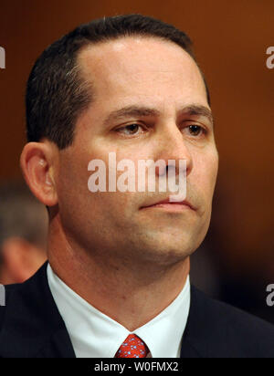 Ex Partner e capo del reparto di ipoteche Daniel scintille attende testimoniare prima di un Senato Homeland Security e gli affari governativi Comitato audizione sul Goldman Sachs' ruolo nella crisi finanziarie sul Campidoglio di Washington il 27 aprile 2010. UPI/Roger L. Wollenberg Foto Stock