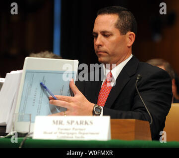 Ex Partner e capo del reparto di ipoteche Daniel scintille testimonia prima di un Senato Homeland Security e gli affari governativi Comitato audizione sul Goldman Sachs' ruolo nella crisi finanziarie sul Campidoglio di Washington il 27 aprile 2010. UPI/Roger L. Wollenberg Foto Stock