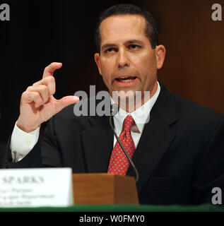 Ex Partner e capo del reparto di ipoteche Daniel scintille testimonia prima di un Senato Homeland Security e gli affari governativi Comitato audizione sul Goldman Sachs' ruolo nella crisi finanziarie sul Campidoglio di Washington il 27 aprile 2010. UPI/Roger L. Wollenberg Foto Stock