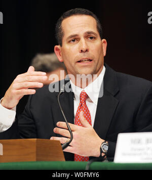 Ex Partner e capo del reparto di ipoteche Daniel scintille testimonia prima di un Senato Homeland Security e gli affari governativi Comitato audizione sul Goldman Sachs' ruolo nella crisi finanziarie sul Campidoglio di Washington il 27 aprile 2010. UPI/Roger L. Wollenberg Foto Stock