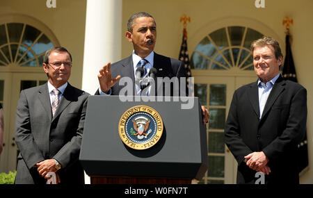 Stati Uniti Il presidente Barack Obama discute il primo trimestre 2010 il PIL numeri nel Giardino delle Rose della Casa Bianca a Washington il 30 aprile 2010. Con lui sono Malcolm Unsworth, CEO di Itron, (L) e David Vieau, presidente e CEO di una123 Sistemi. UPI/Roger L. Wollenberg Foto Stock