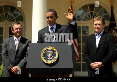Stati Uniti Il presidente Barack Obama onde dopo aver discusso il primo trimestre 2010 il PIL numeri nel Giardino delle Rose della Casa Bianca a Washington il 30 aprile 2010. Con lui sono Malcolm Unsworth, CEO di Itron, (L) e David Vieau, presidente e CEO di una123 Sistemi. UPI/Roger L. Wollenberg Foto Stock