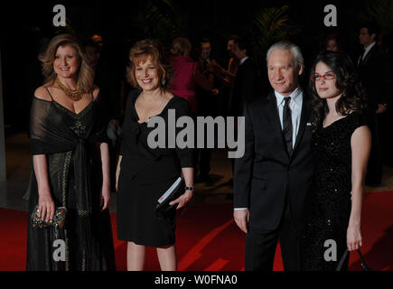 (L a R) Arianna Huffington, Gioia Behar, Bill Maher e fidanzata cara Santa Maria di arrivare alla Casa Bianca corrispondenti cena a Washington il 1 maggio 2010. UPI/Alexis C. Glenn Foto Stock