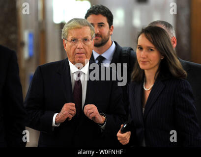 James E. Cayne, ex amministratore delegato di Bear Stearns, arriva per una crisi finanziaria della Commissione d'inchiesta (FCIC) audizione su banche di investimento e il sistema bancario ombra a Washington il 5 maggio 2010. UPI/Kevin Dietsch Foto Stock