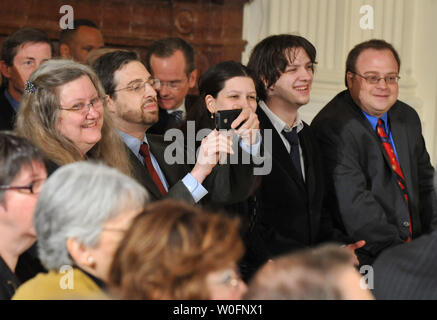 Un membro di Solicitor General Elena Kagan famiglia prende una foto come ella si presenta come il Presidente Barack Obama la Suprema Corte di giustizia nominee, durante una cerimonia che si terrà nella Sala Est della Casa Bianca a Washington, 10 maggio 2010. Un posto vacante presso la corte ha aperto come corrente della Corte Suprema John Paul Stevens ha annunciato le sue dimissioni. UPI/Kevin Dietsch Foto Stock