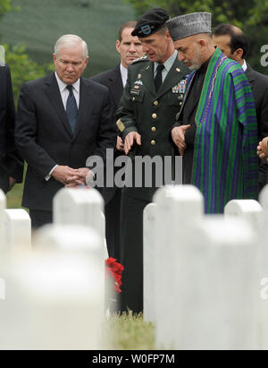 Afghanistan il presidente Hamid Karzai (R), U.S. Il Segretario della Difesa Robert Gates (C), e il Comandante della Forza internazionale di assistenza alla sicurezza e degli Stati Uniti Forces Afghanistan gen. Stanley McChrystal (C) tour sezione 60 di Al Cimitero Nazionale di Arlington in Arlington, Virginia, il 13 maggio 2010. McGinnis morì il 4 dicembre 2006, come egli soffoca una granata gettata nel suo veicolo in Iraq e atto che gli è valso la medaglia d'onore. La sezione 60 è il luogo del riposo finale per molti di più di 600 uomini e donne che sono morti in Iraq e Afghanistan guerre e sono sepolti a Arlington. UPI/Roger L. Wollenberg Foto Stock