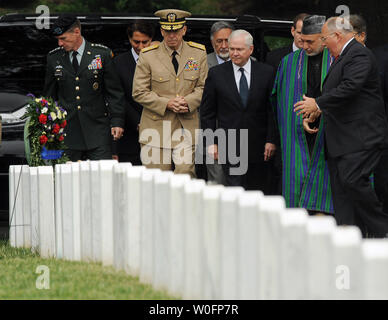 Afghanistan il presidente Hamid Karzai (RC), U.S. Il Segretario della Difesa Robert Gates (C), Presidente del Comune di capi di Stato Maggiore Adm. Michael Mullen (LC) e il Comandante della Forza internazionale di assistenza alla sicurezza e degli Stati Uniti Forces Afghanistan gen. Stanley McChrystal (L) visualizza la tomba di esercito di SPC Andrew Ross McGinnis come essi tour sezione 60 di Al Cimitero Nazionale di Arlington con il Soprintendente John C. Metzer, Jr., (R) in Arlington, Virginia, il 13 maggio 2010. McGinnis morì il 4 dicembre 2006, come egli soffoca una granata gettata nel suo veicolo in Iraq e atto che gli è valso la medaglia d'onore. Sezione 60 è t Foto Stock