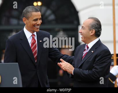 Stati Uniti Il presidente Barack Obama (L) saluta il presidente messicano Felipe Calderon durante cerimonie di benvenuto sul prato Sud della Casa Bianca a Washington DC su maggio 19,2010. I due leader hanno promesso la cooperazione in materia di immigrazione e di guerre della droga su entrambi i lati del confine. UPI/Pat Benic Foto Stock