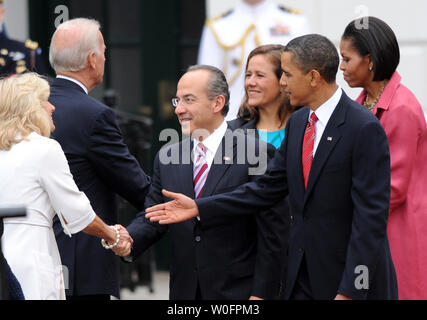 Stati Uniti Il presidente Barack Obama R) accompagnatrici il presidente messicano Felipe Calderon come egli scuote le mani con Jill Biden mentre il marito Vice presidente Joe Biden scuote la mano messicano con prima signora Margarita Zavala scortato da U.S. la first lady Michelle Obama durante Calderon della cerimonia di benvenuto sul prato Sud della Casa Bianca a Washington il 19 maggio 2010. I due leader hanno promesso la cooperazione in materia di immigrazione e di guerre della droga su entrambi i lati del confine. UPI/Pat Benic Foto Stock