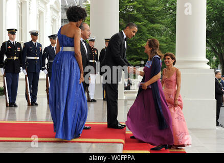 Stati Uniti Il presidente Barack Obama saluta Mexican prima signora Margarita Zavala come lui e la First Lady Michelle Obama benvenuto il Presidente messicano Felipe Calderon e la Sig.ra Zavala sul portico Nord della Casa Bianca per una cena di Stato a Washington il 19 maggio 2010. UPI/Roger L. Wollenberg Foto Stock